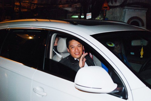 Trong chiếc Audi Q7 màu trắng nổi bật có giá gần 4 tỉ đồng, "Anh Hai" Lam Trường cùng người quản lí và tài xế riêng vượt gần 2000 km từ Tp.HCM ra Hà Nội họp fan.